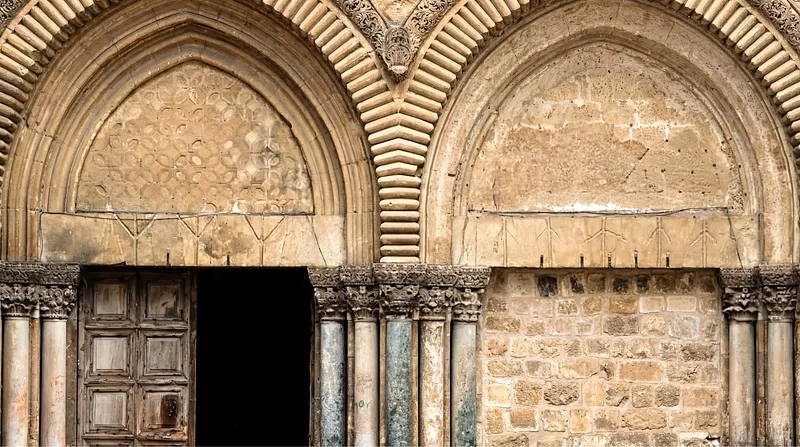 Os dois portais em arco da Igreja do Santo Sepulcro, em Jerusalém, com patas de ganso esculpidas na pedra